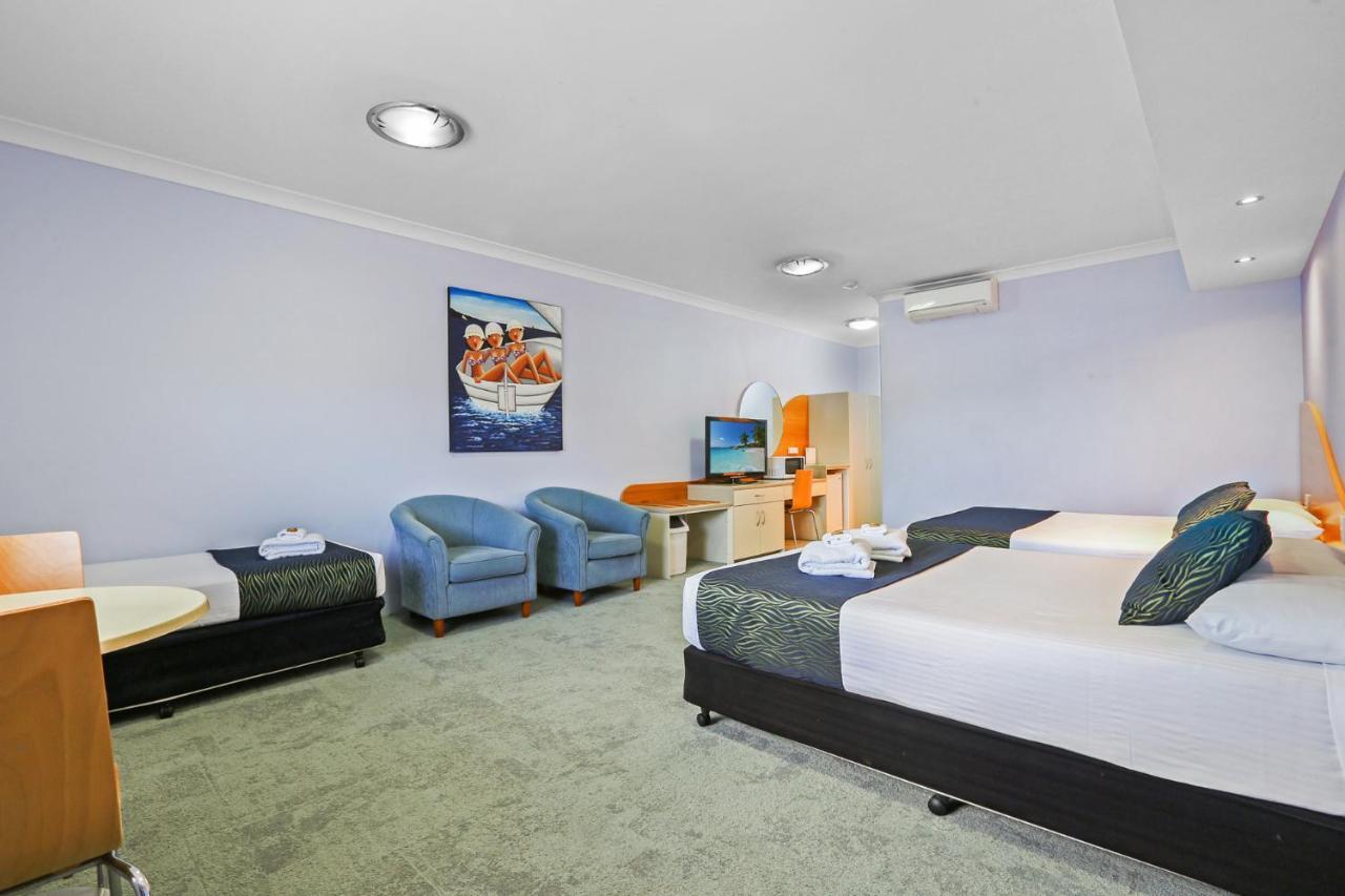 Village Motel 4*